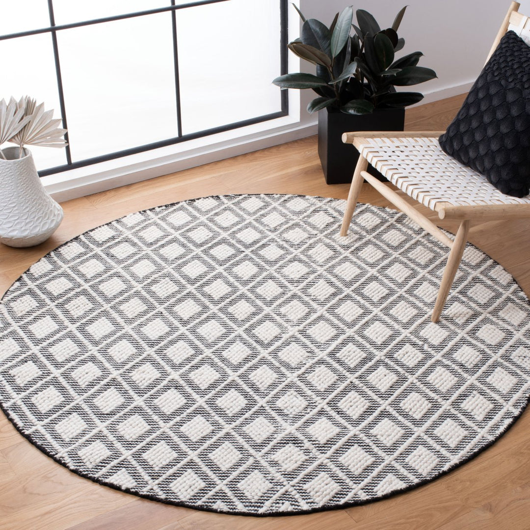 SAFAVIEH Natura NAT475A Handwoven Ivory / Black Rug Image 2