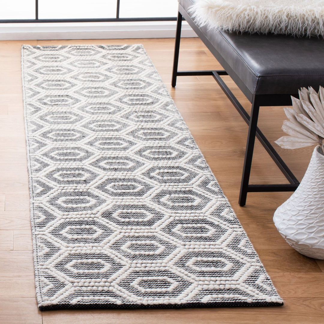 SAFAVIEH Natura NAT476A Handwoven Ivory / Black Rug Image 3