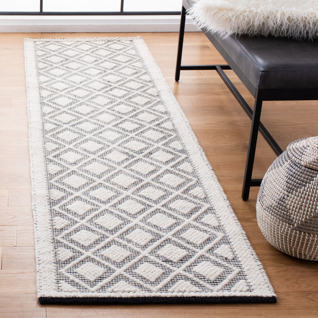 SAFAVIEH Natura NAT475A Handwoven Ivory / Black Rug Image 3