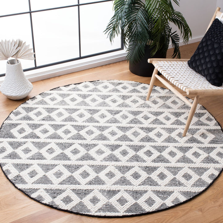 SAFAVIEH Natura NAT479A Handwoven Ivory / Black Rug Image 2