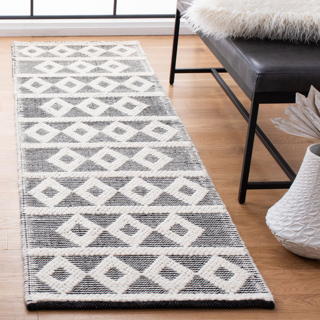 SAFAVIEH Natura NAT479A Handwoven Ivory / Black Rug Image 3