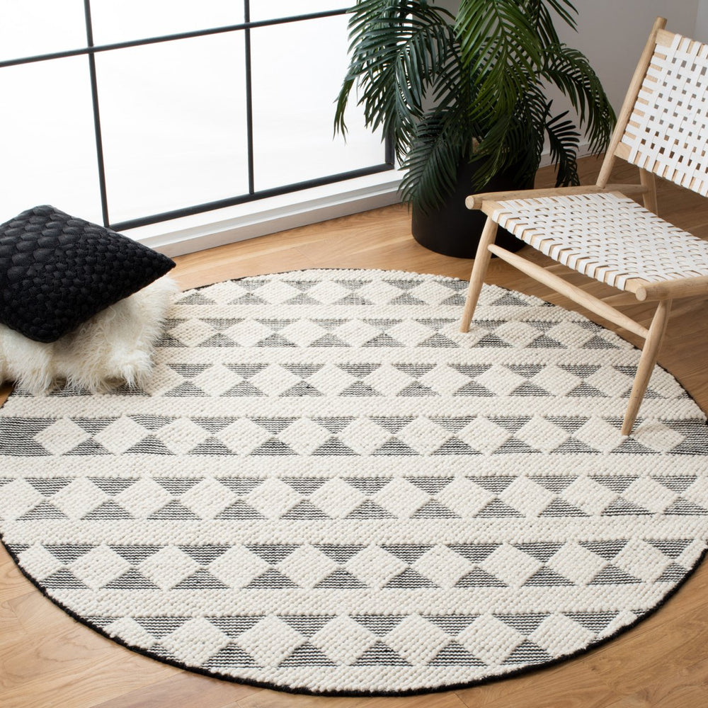 SAFAVIEH Natura NAT481A Handwoven Ivory / Black Rug Image 2