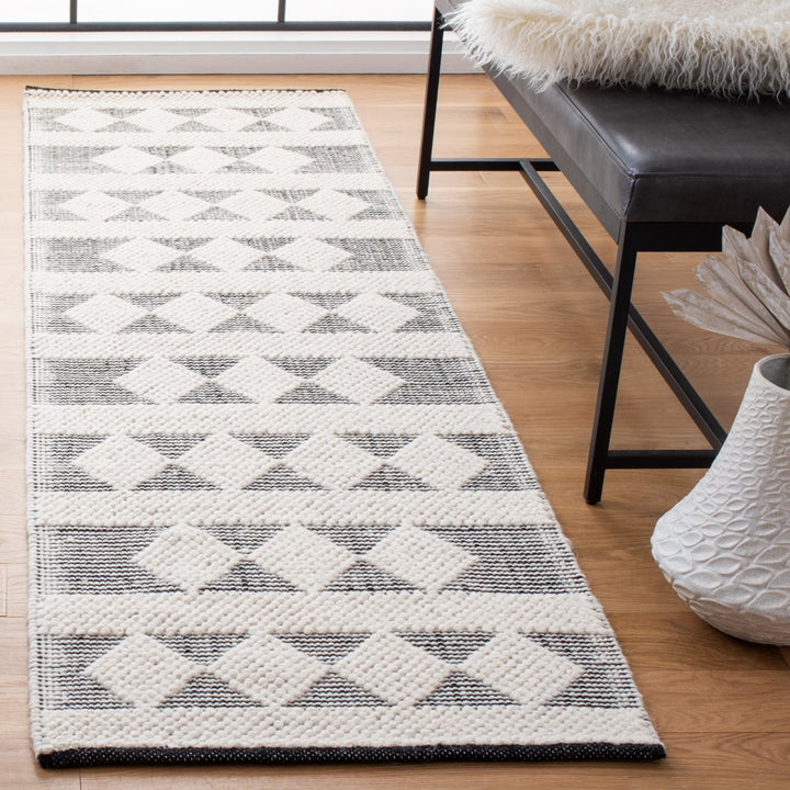 SAFAVIEH Natura NAT481A Handwoven Ivory / Black Rug Image 3