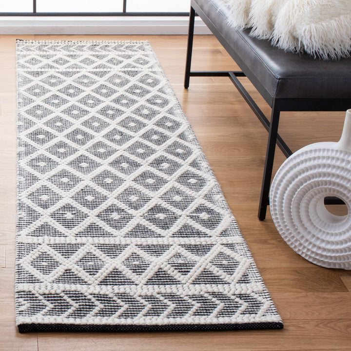 SAFAVIEH Natura NAT482A Handwoven Ivory / Black Rug Image 3