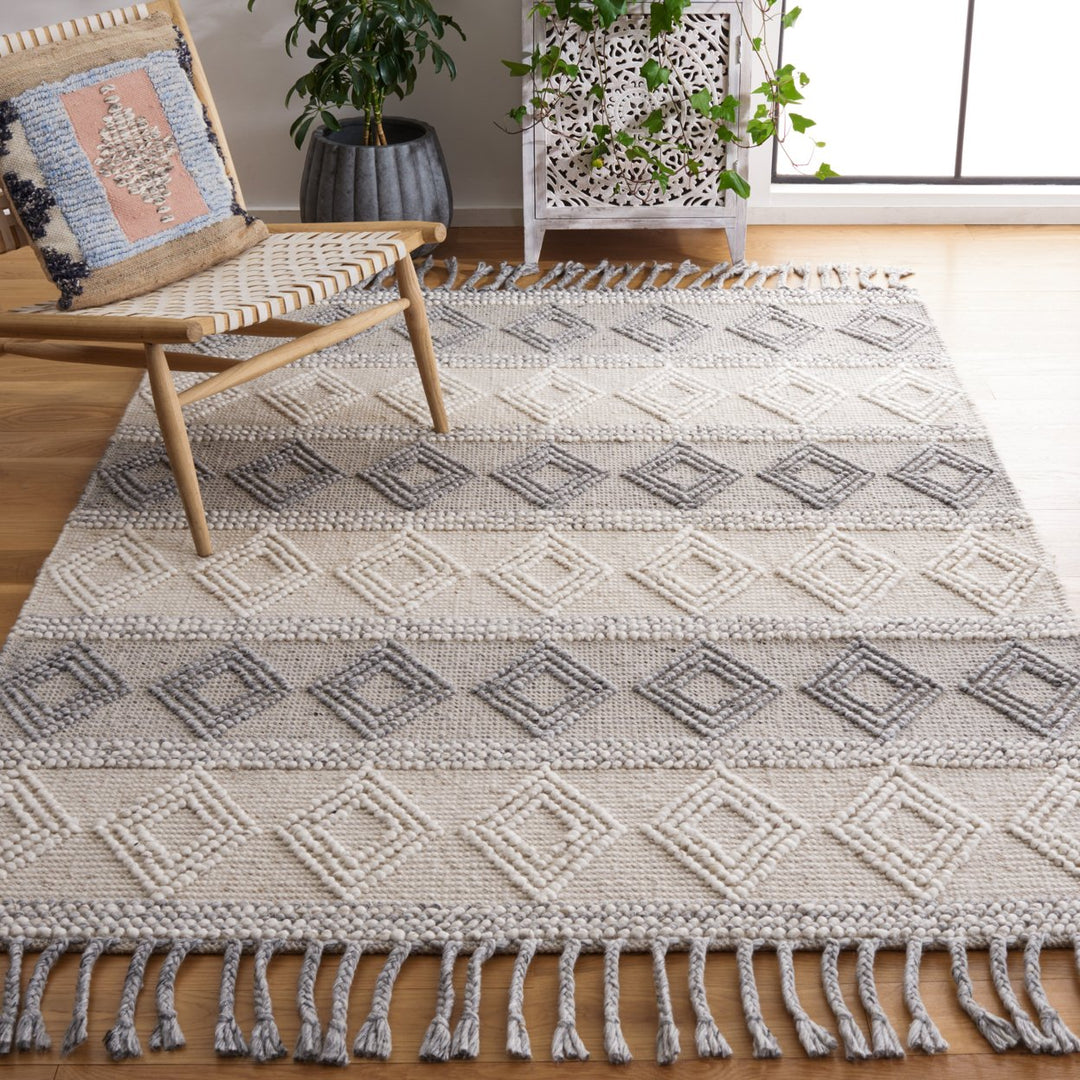 SAFAVIEH Natura NAT343A Handwoven Ivory / Grey Rug Image 1