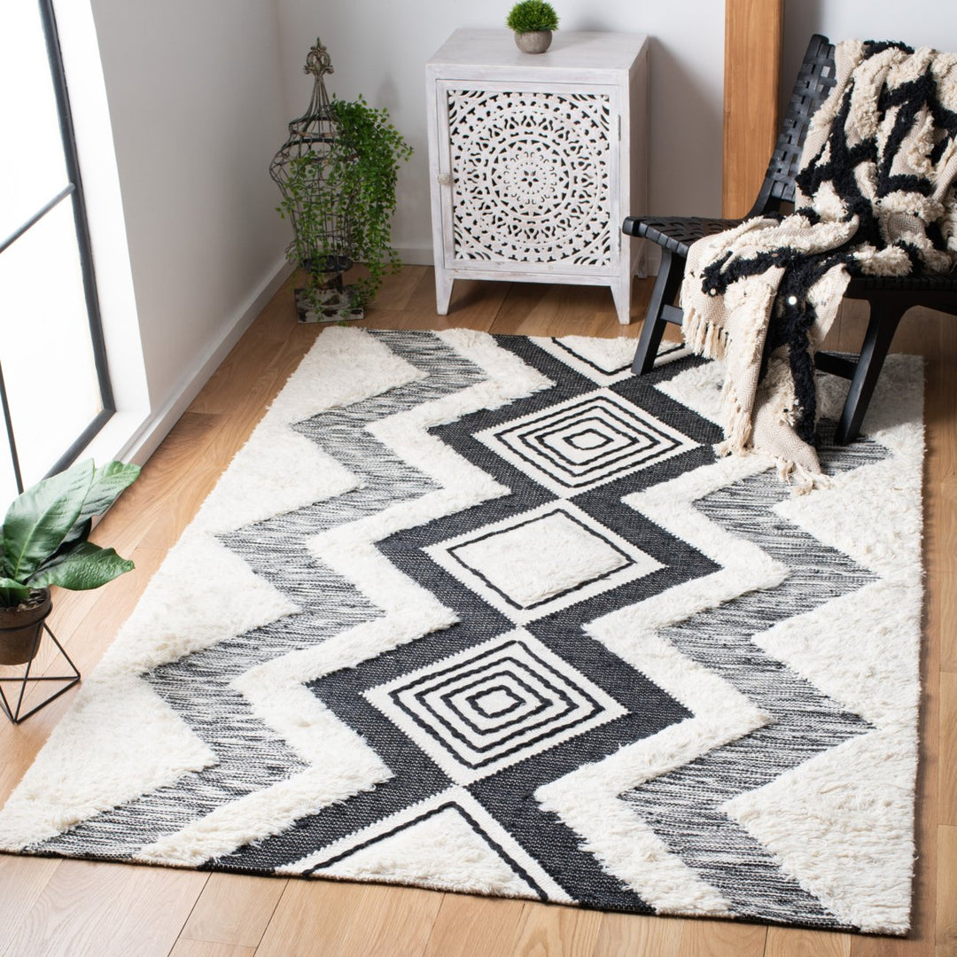 SAFAVIEH Natura NAT681A Handwoven Ivory / Black Rug Image 1