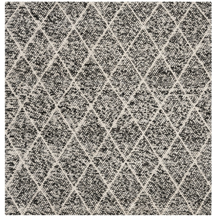 SAFAVIEH Natura NAT712C Handwoven Ivory / Black Rug Image 1