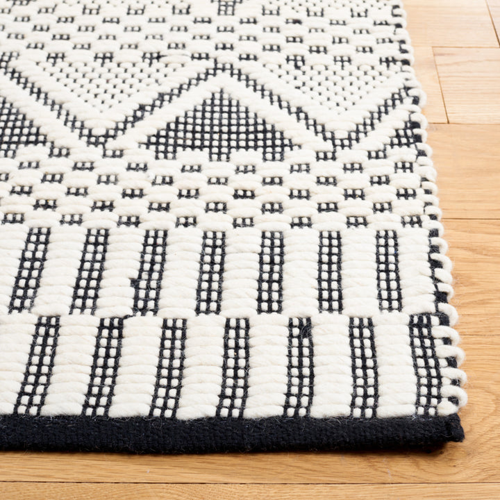 SAFAVIEH Natura NAT853A Handwoven Ivory / Black Rug Image 5