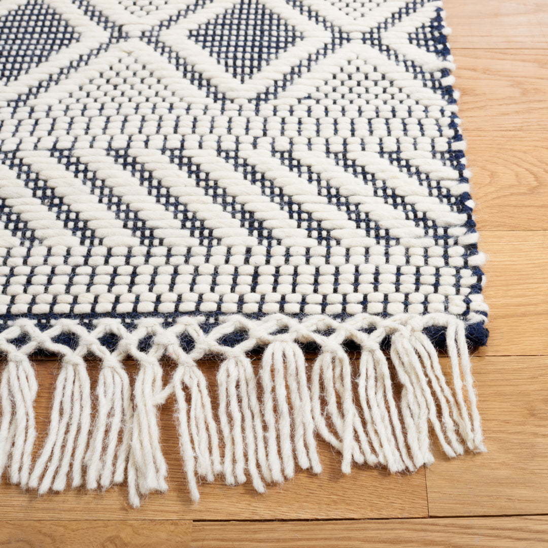 SAFAVIEH Natura NAT856A Handwoven Ivory / Navy Rug Image 5