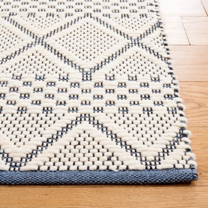 SAFAVIEH Natura NAT857A Handwoven Ivory / Blue Rug Image 5