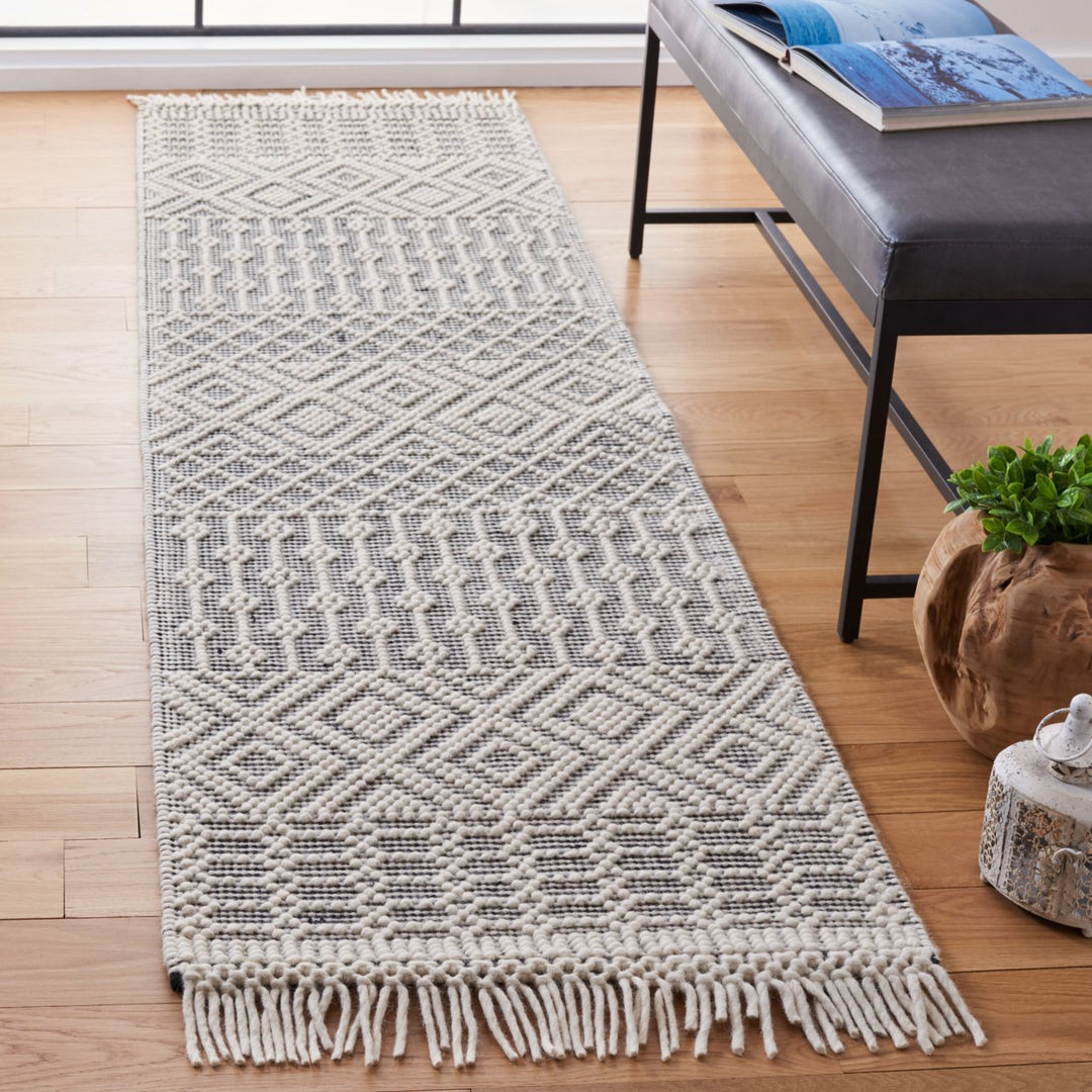 SAFAVIEH Natura NAT852Z Handmade Ivory / Black Rug Image 3