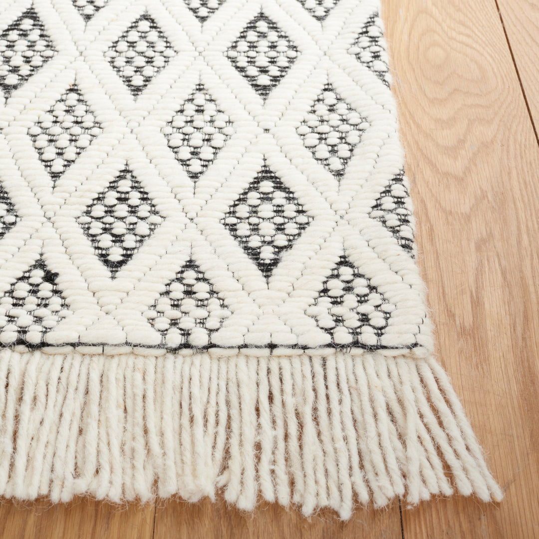 SAFAVIEH Natura NAT865Z Handwoven Ivory / Black Rug Image 6