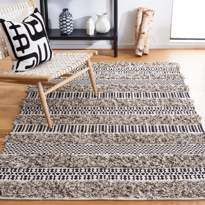 SAFAVIEH Natura NAT926Z Handwoven Black / Ivory Rug Image 1