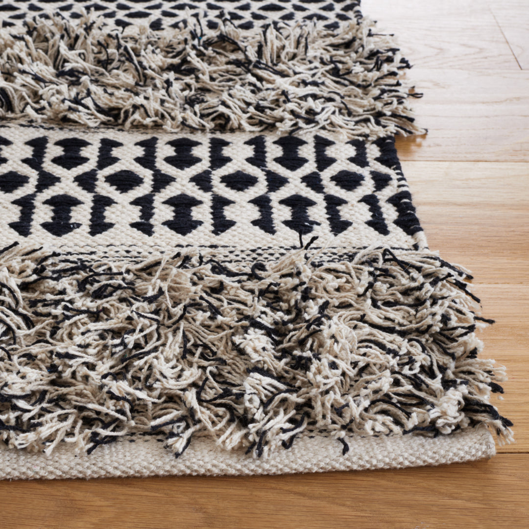 SAFAVIEH Natura NAT926Z Handwoven Black / Ivory Rug Image 3