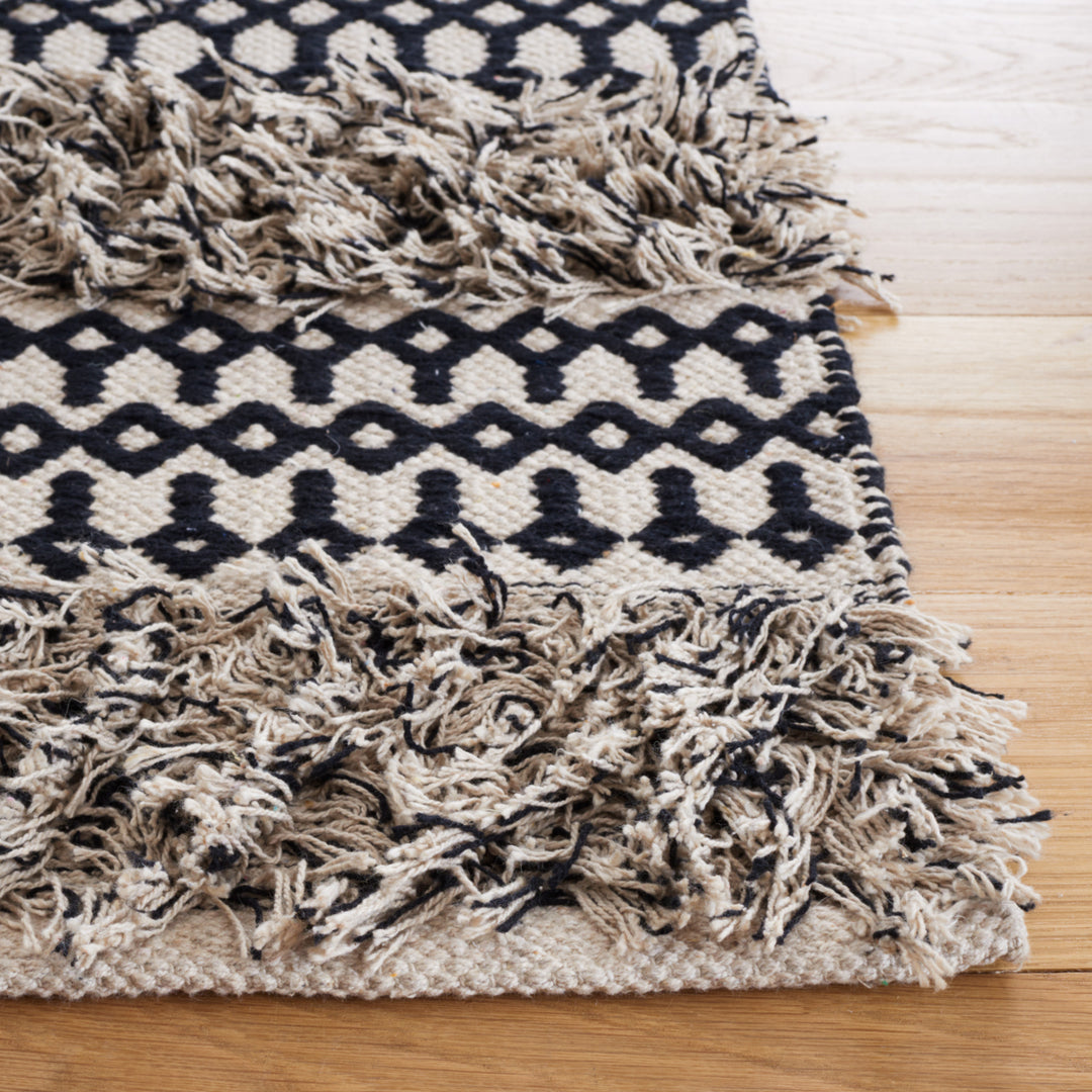 SAFAVIEH Natura NAT927Z Handwoven Black / Ivory Rug Image 3