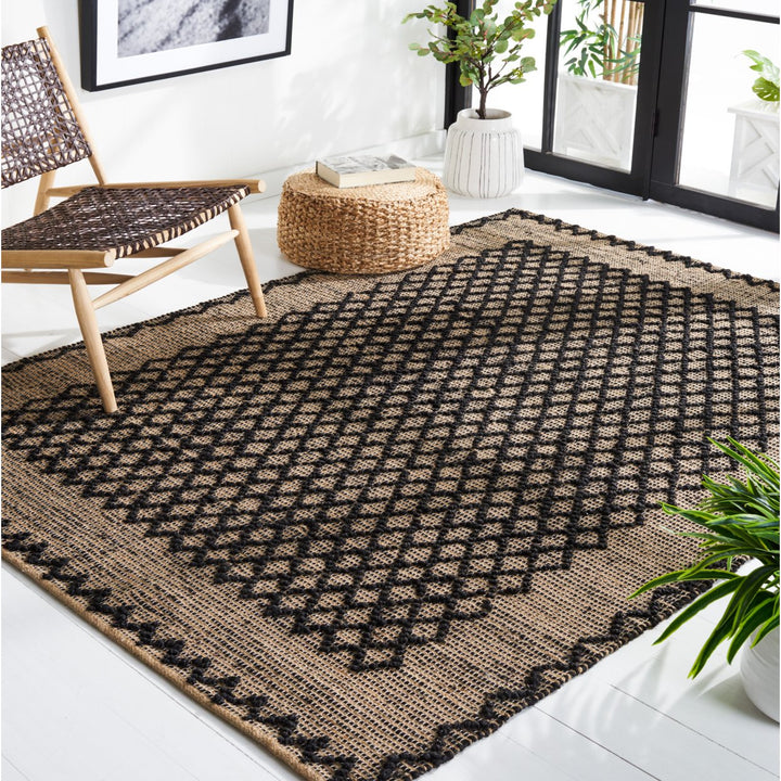 SAFAVIEH Natural Fiber NF222Z Black / Natural Rug Image 1