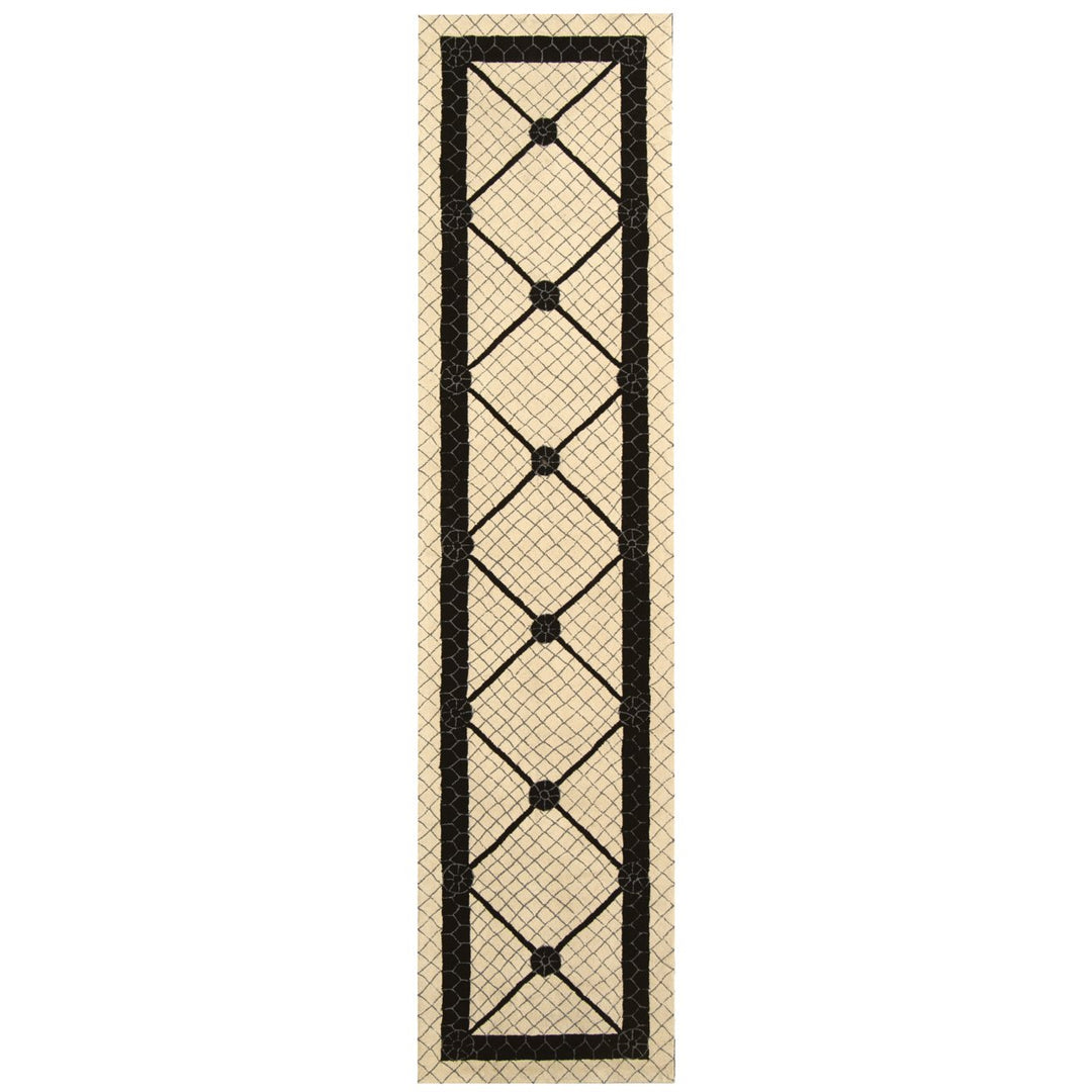 SAFAVIEH Newport NPT429A Hand-hooked Ivory / Black Rug Image 3