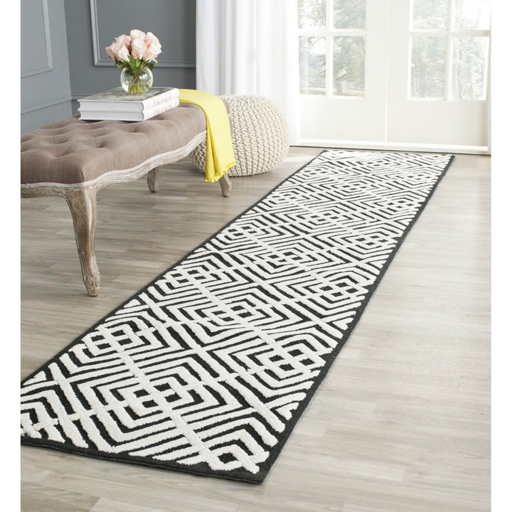 SAFAVIEH Newport NPT436B Hand-hooked Black / White Rug Image 3