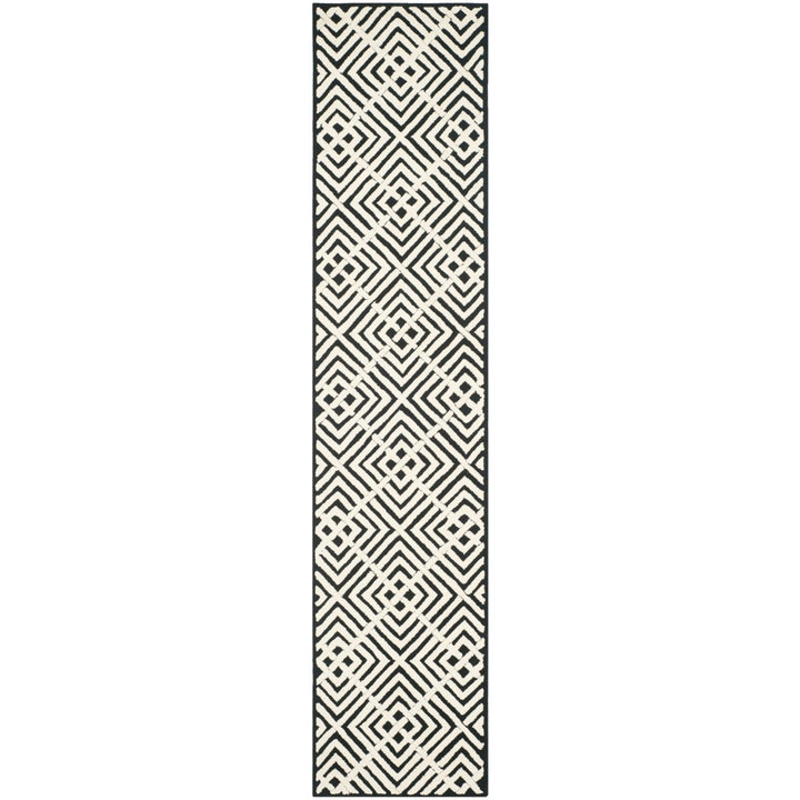 SAFAVIEH Newport NPT436B Hand-hooked Black / White Rug Image 5