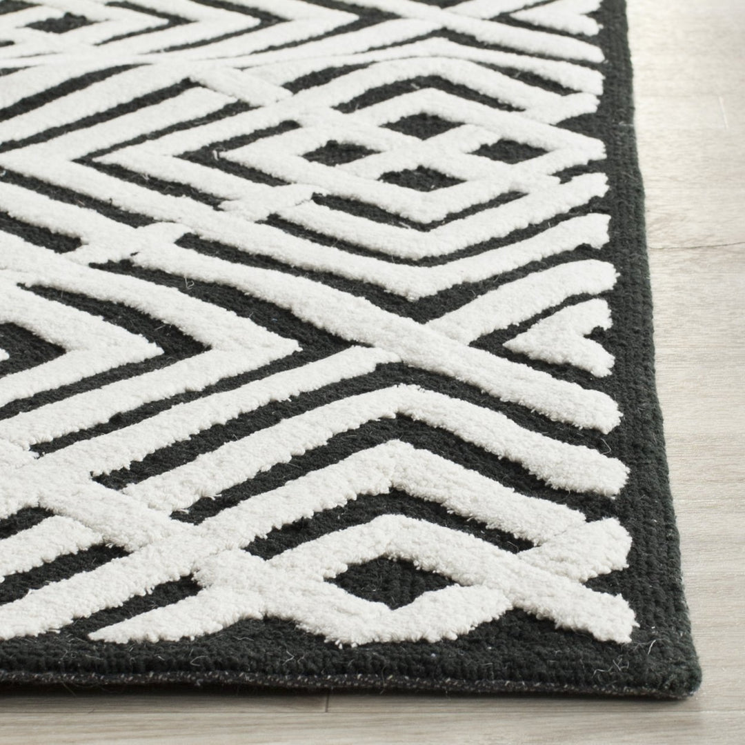 SAFAVIEH Newport NPT436B Hand-hooked Black / White Rug Image 6