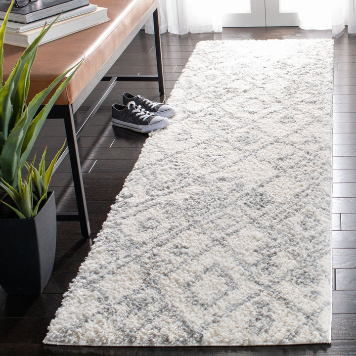 SAFAVIEH Parma Shag Collection PMA583A Cream / Grey Rug Image 3