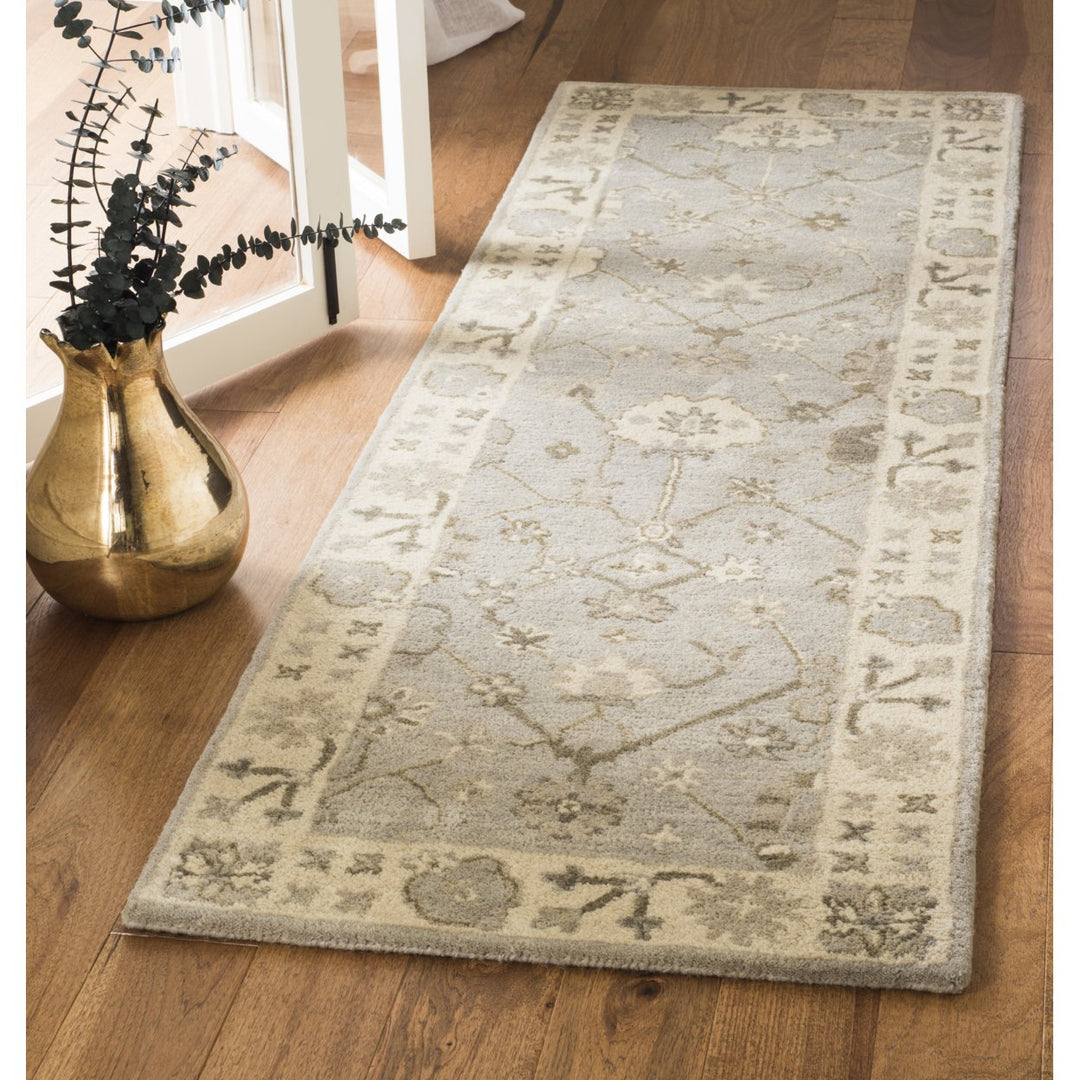 SAFAVIEH Royalty ROY633A Handmade Silver / Cream Rug Image 3