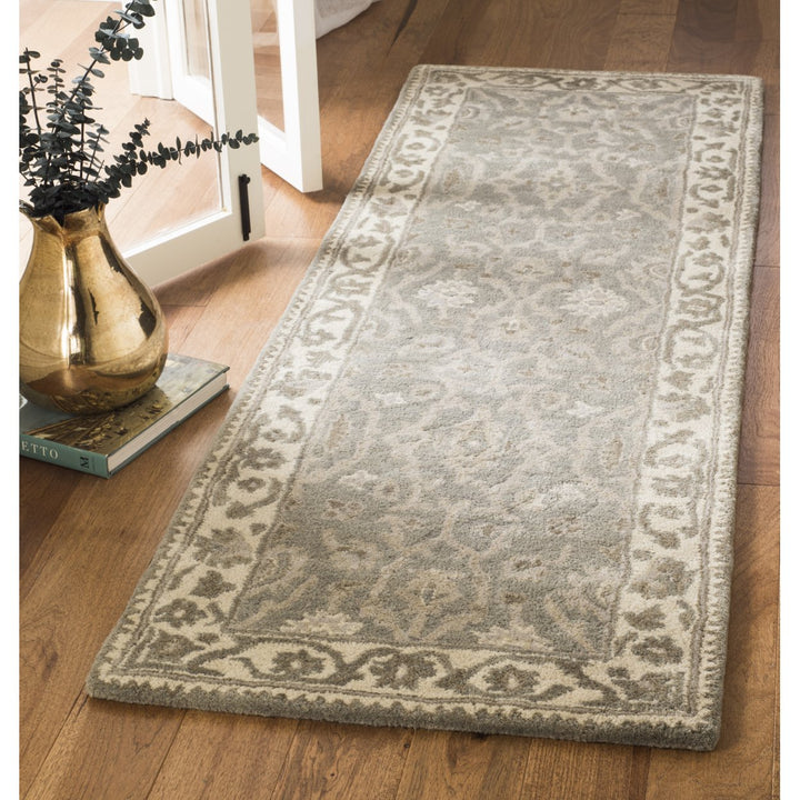 SAFAVIEH Royalty ROY993A Handmade Grey / Cream Rug Image 3