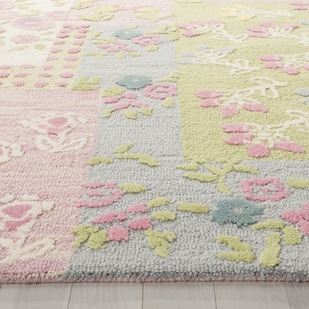 SAFAVIEH Kids Collection SFK321A Handmade Pink/Multi Rug Image 5