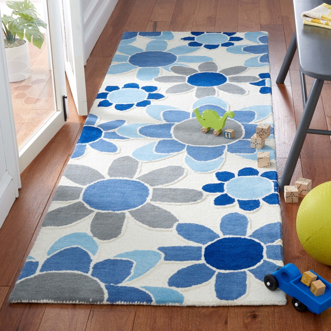 SAFAVIEH Kids Collection SFK923M Handmade Ivory/Blue Rug Image 3