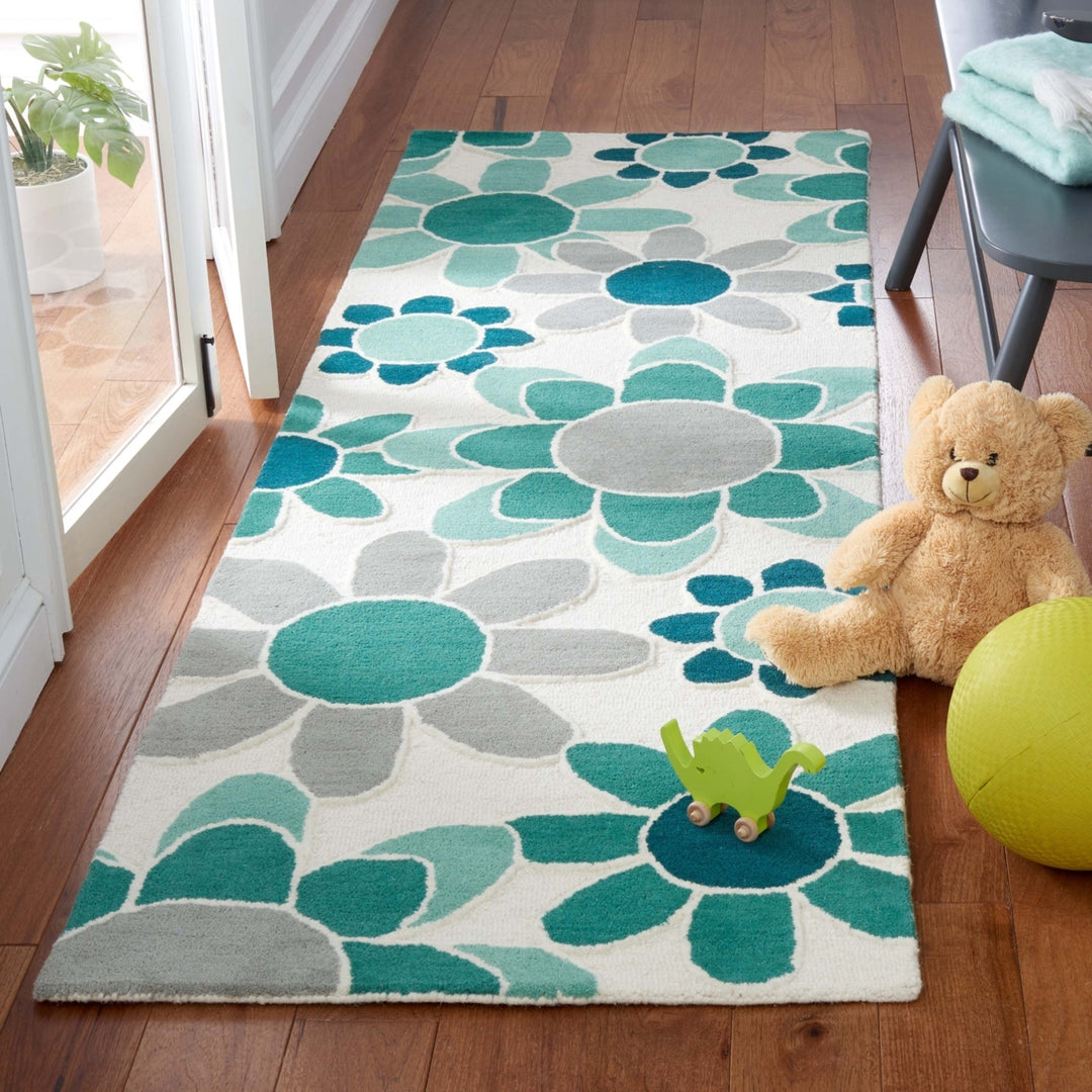 SAFAVIEH Kids SFK923Y Handmade Ivory / Green Rug Image 3