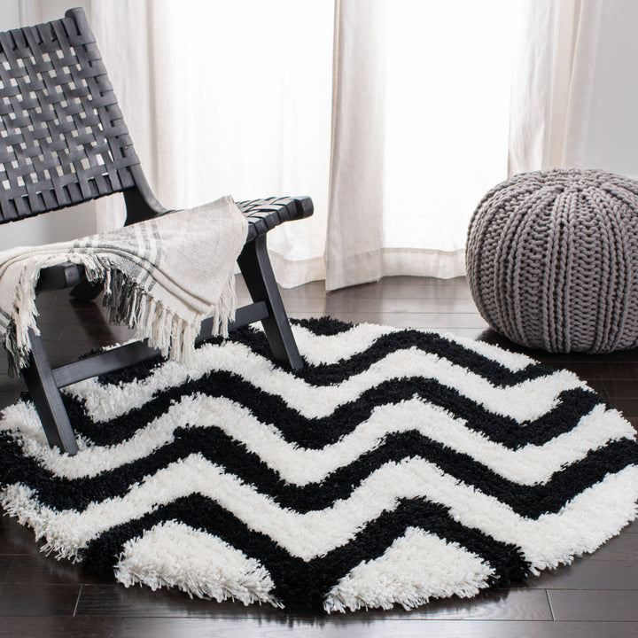 SAFAVIEH Chevron Shag SG250B Handmade Ivory / Black Rug Image 2