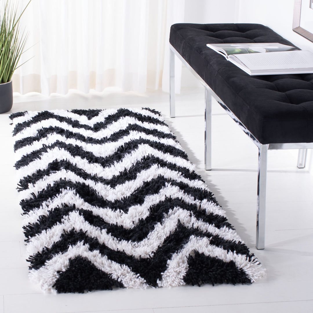 SAFAVIEH Chevron Shag SG250B Handmade Ivory / Black Rug Image 3