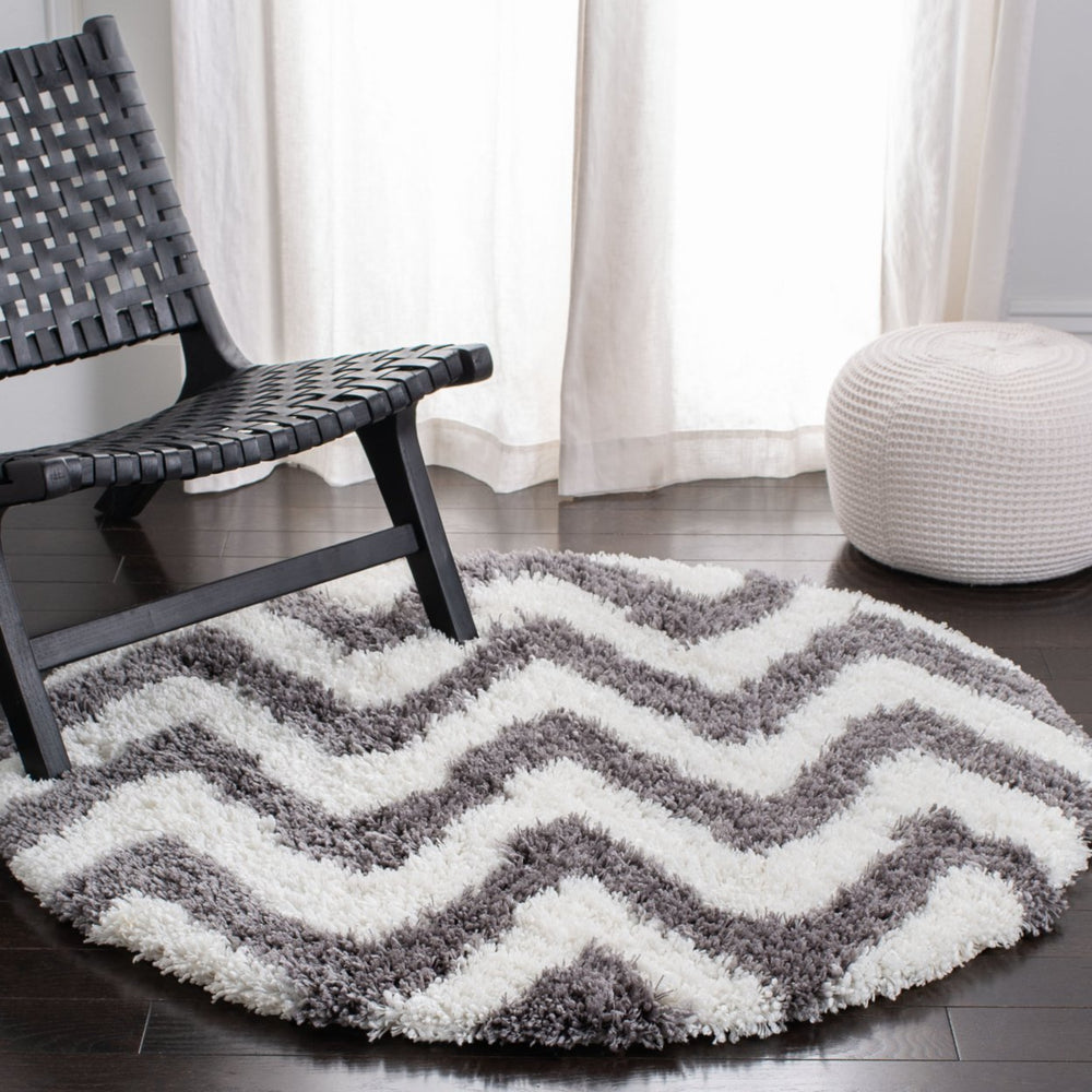 SAFAVIEH Chevron Shag SG250C Handmade Ivory / Grey Rug Image 2