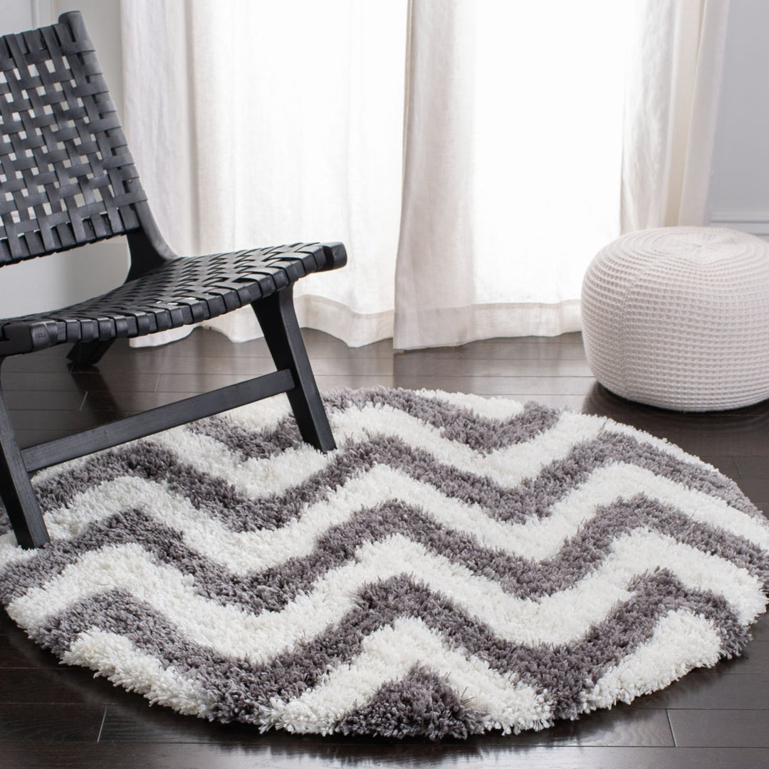 SAFAVIEH Chevron Shag SG250C Handmade Ivory / Grey Rug Image 2