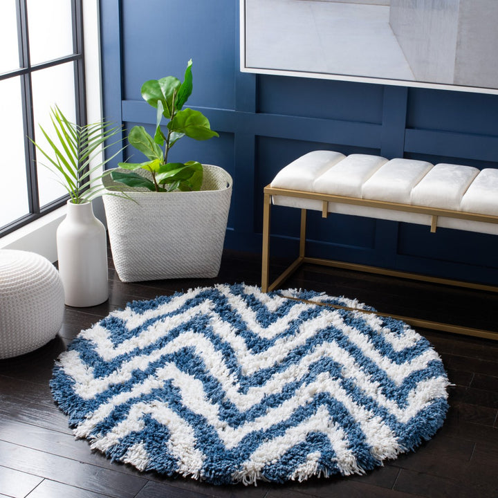 SAFAVIEH Chevron Shag SG250A Handmade Ivory / Blue Rug Image 2