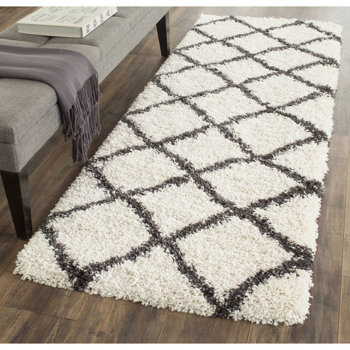 SAFAVIEH Belize Shag SGB489B Ivory / Charcoal Rug Image 3