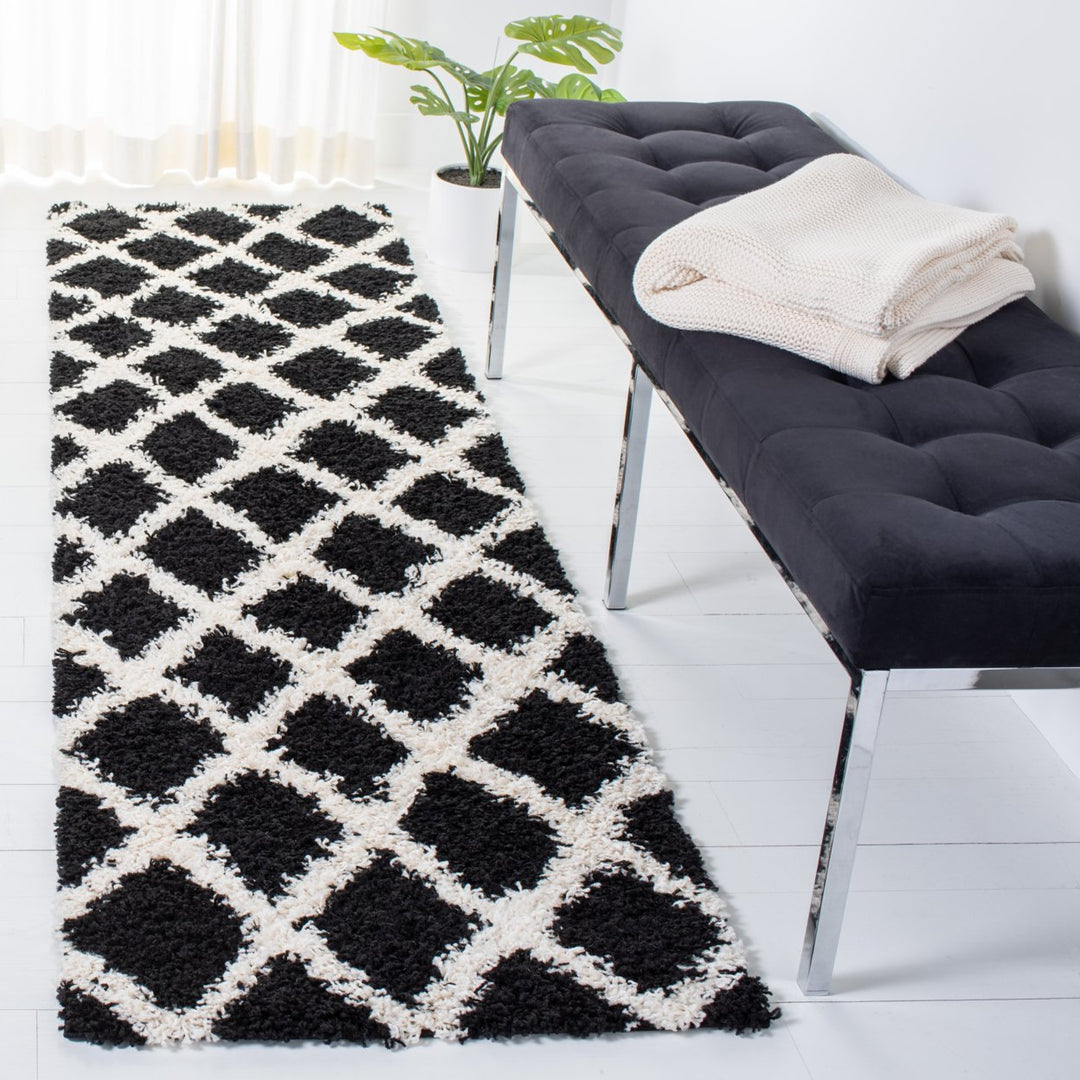 SAFAVIEH Dallas Shag SGD258Z Black / Ivory Rug Image 3