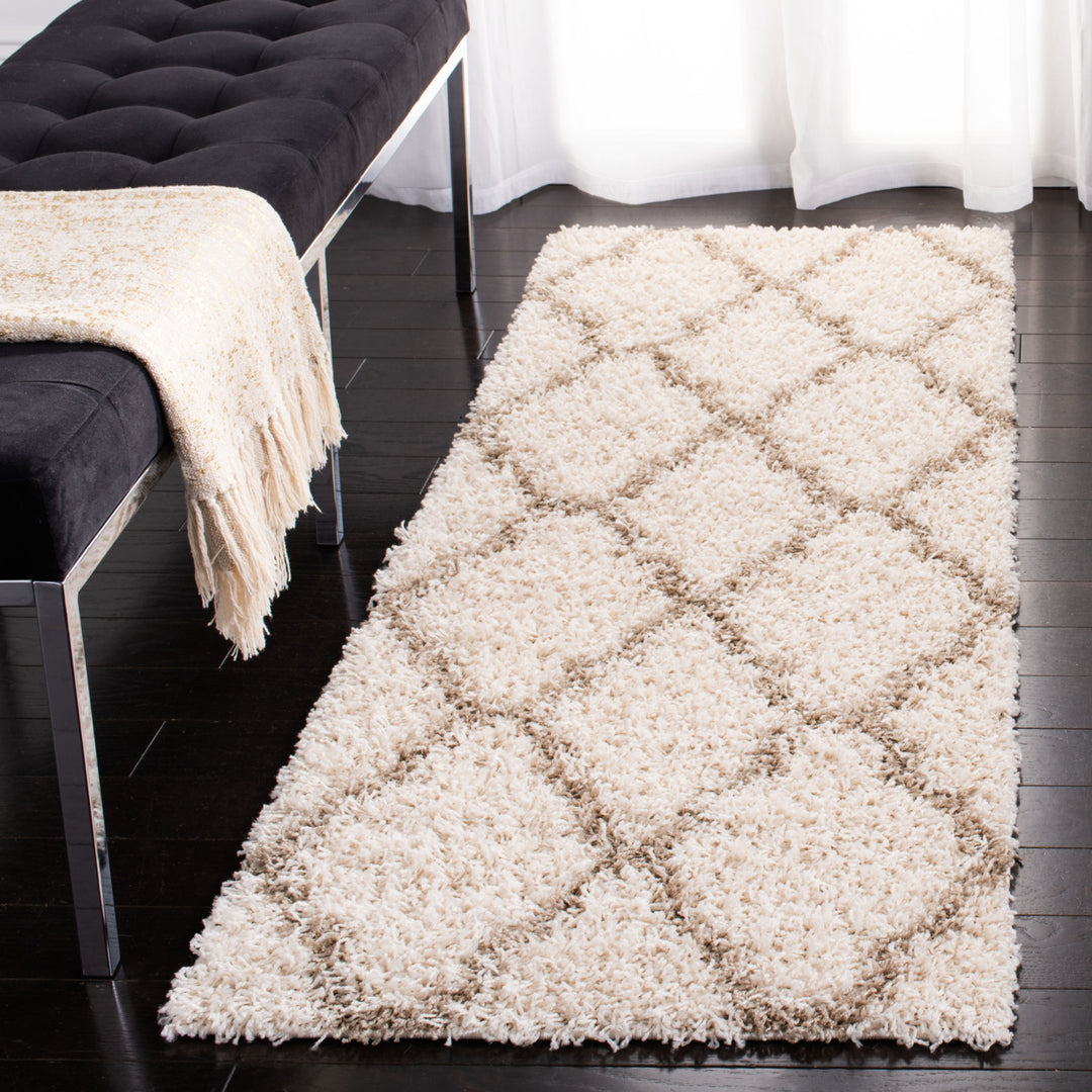 SAFAVIEH Dallas Shag SGDS257B Ivory / Beige Rug Image 3