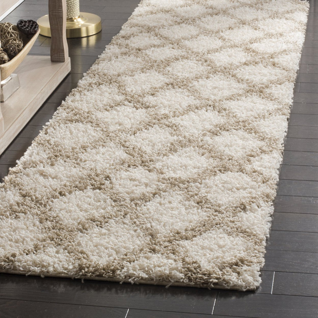 SAFAVIEH Dallas Shag SGDS258B Ivory / Beige Rug Image 3