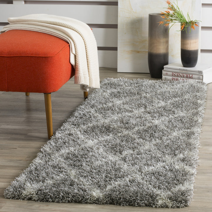 SAFAVIEH Montreal Shag Collection SGM831D Grey/Ivory Rug Image 3