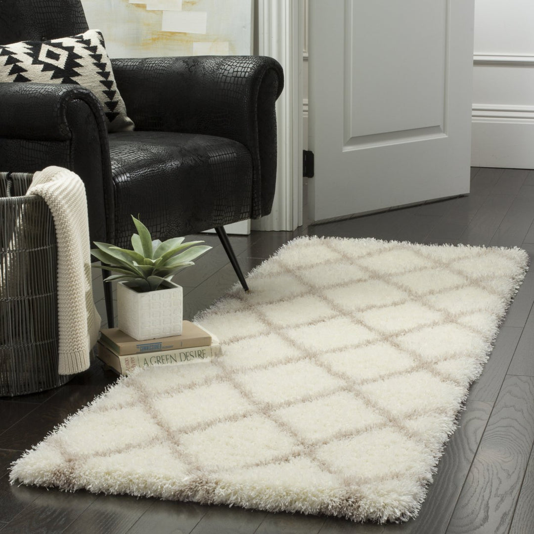 SAFAVIEH Montreal Shag SGM831F Ivory / Beige Rug Image 3