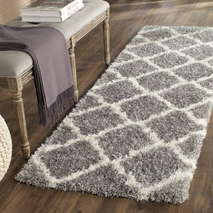 SAFAVIEH Montreal Shag Collection SGM866D Grey/Ivory Rug Image 3