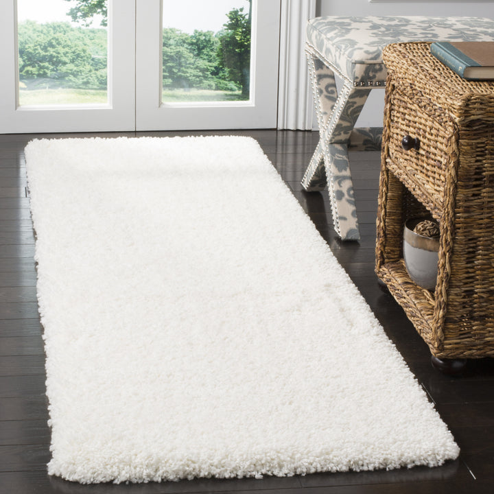 SAFAVIEH Santa Monica Shag SGN725-1010 White Rug Image 3