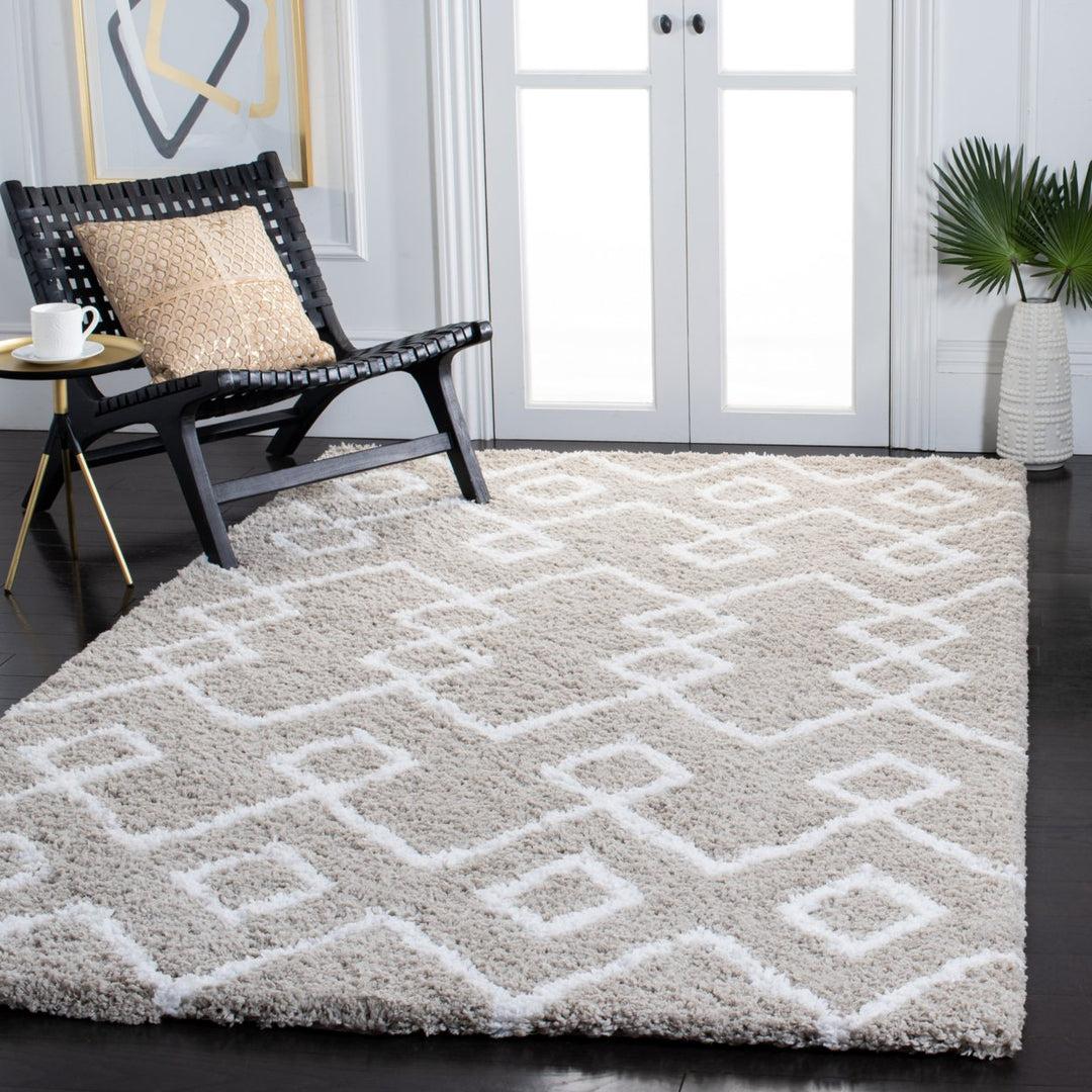 SAFAVIEH Toronto Shag SGT609C Handmade Silver / Ivory Rug Image 1