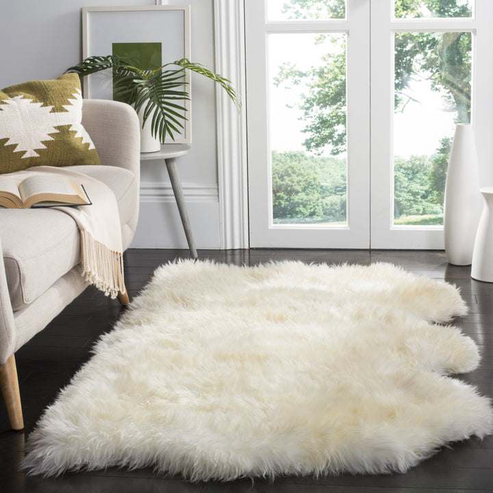 SAFAVIEH Sheep Skin SHS211A Handwoven Natural / White Rug Image 1