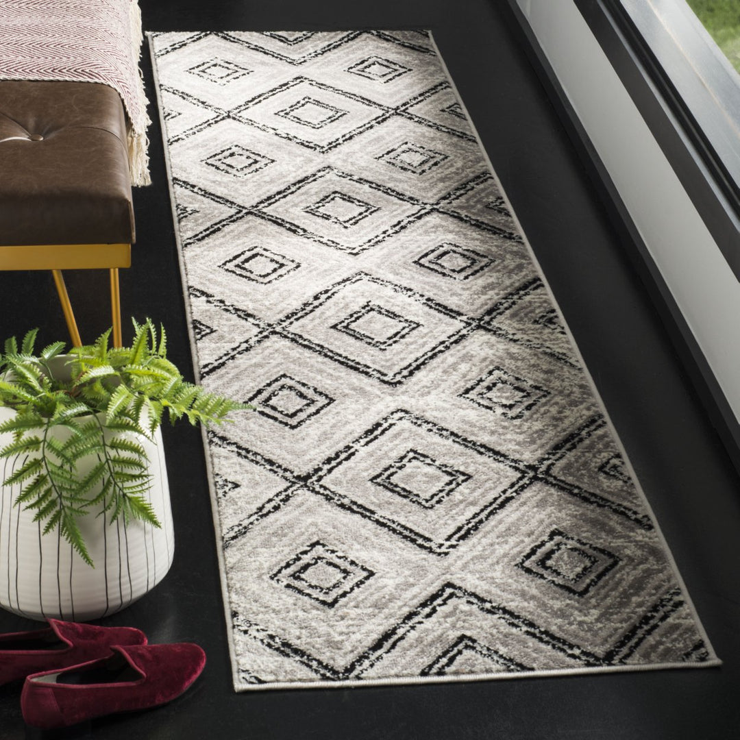 SAFAVIEH Skyler Collection SKY120J Grey / Black Rug Image 3