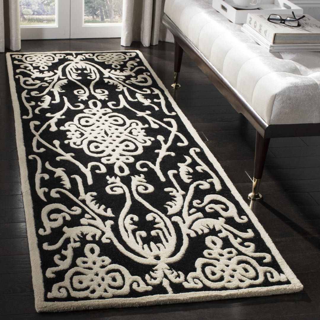 SAFAVIEH Soho SOH120A Handmade Black / Ivory Rug Image 3