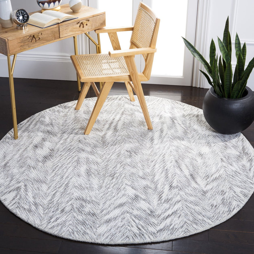 SAFAVIEH Soho Collection SOH175F Handmade Grey/Ivory Rug Image 2