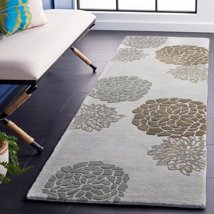 SAFAVIEH Soho Collection SOH211A Handmade Light Grey Rug Image 3