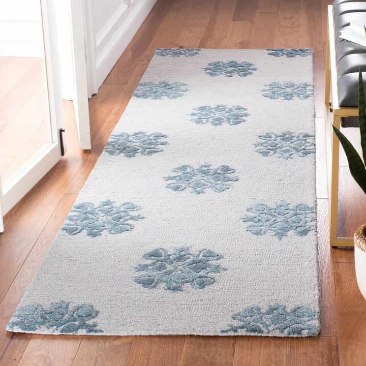 SAFAVIEH Soho SOH213A Handmade Ivory / Light Blue Rug Image 3